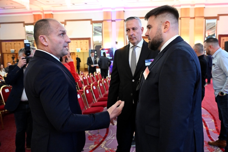 7 konferencija_obrana5-051125.jpg